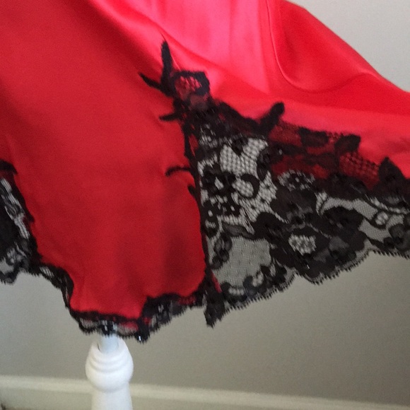 Elegant Red Satin Chemise with Black Lace Trim - Picture 4 of 8